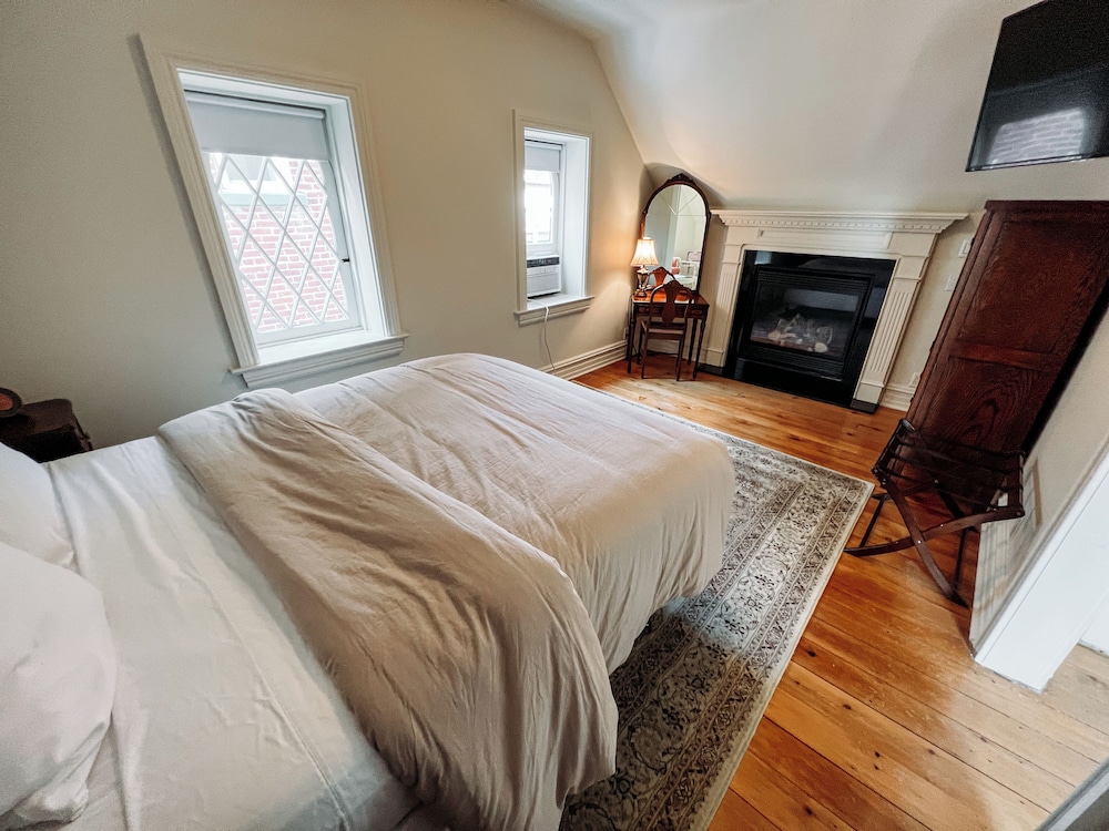 Standard Suite, 1 Queen Bed photo 3