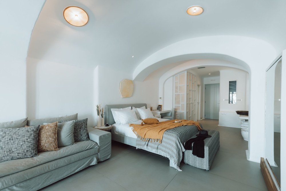 Senior Studio Suite, 1 King Bed with Sofa bed, Pool View photo 3
