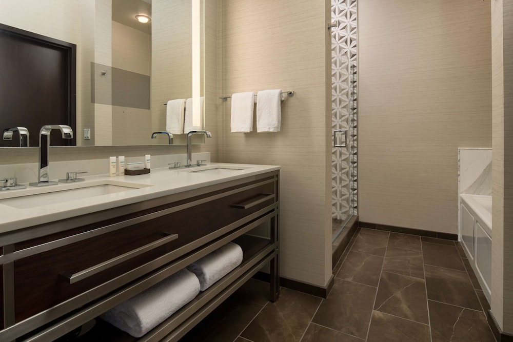 Penthouse, 1 King Bed (Cityscape)