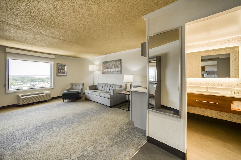 Suite, 1 King Bed - Photo 7