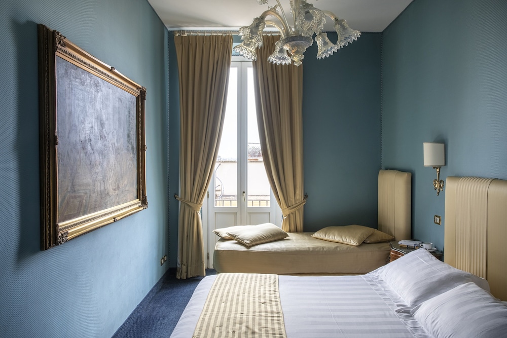 Superior Double or Twin Room, Balcony thumbnail 6