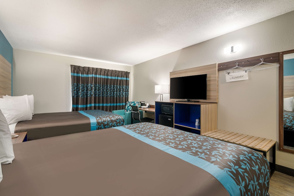 Standard Room, 2 Queen Beds, Non Smoking, Refrigerator & Microwave photo 2