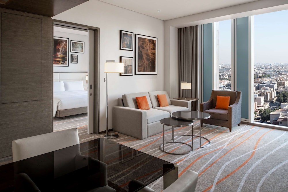 Suite, 1 King Bed - Photo 4