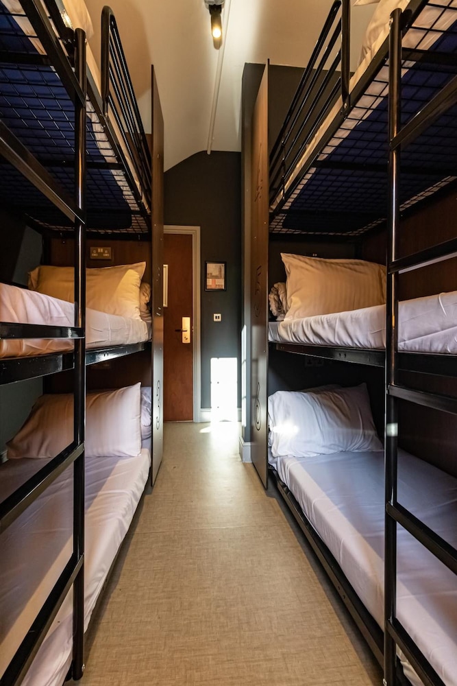 Private 9 Bed Dormitory with Shared Bathroom photo 2