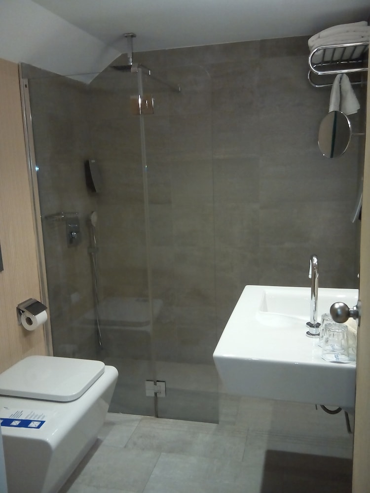 Triple Room (Two twin and one extra bed) - Photo 7