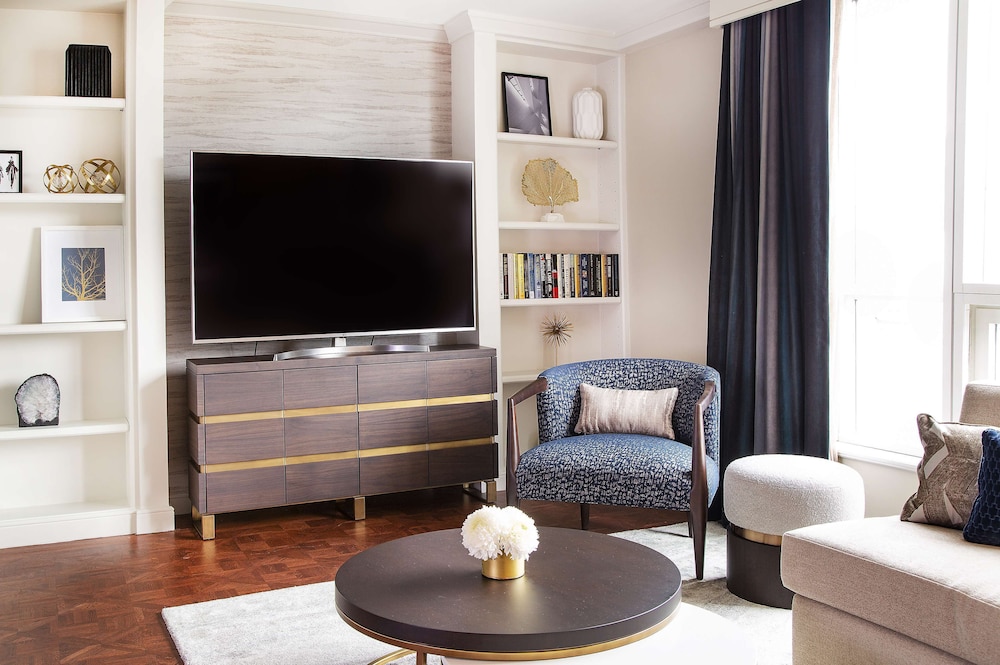 Suite, 1 King Bed (Royal Suite King) thumbnail 6