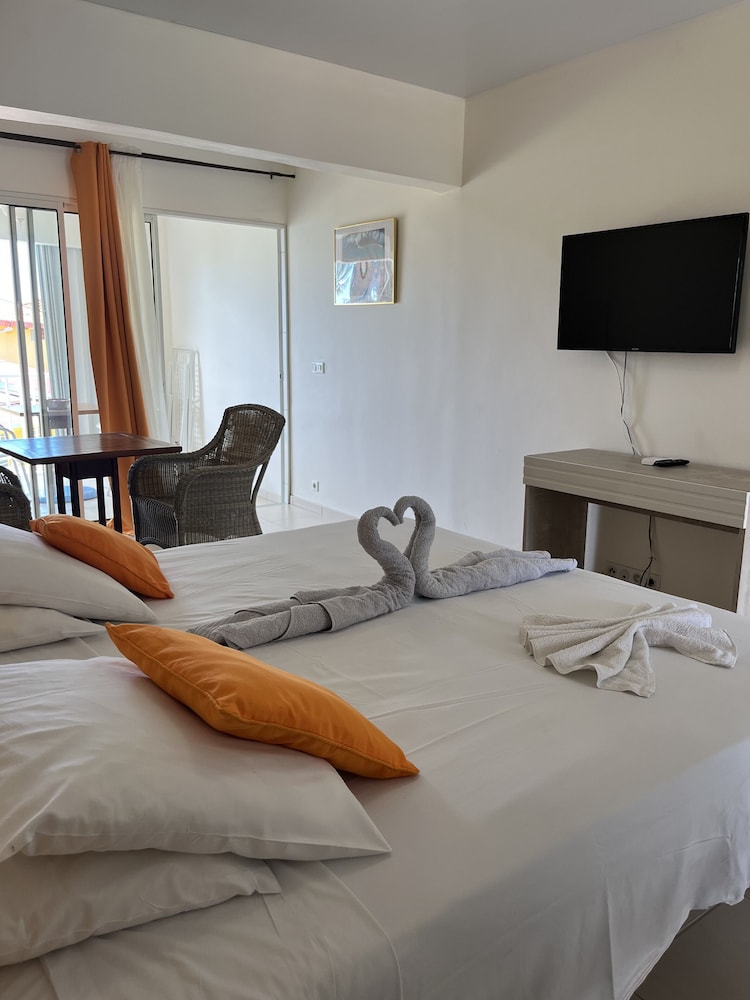 Superior Studio Suite, 1 King Bed, Terrace, Partial Ocean View photo 2