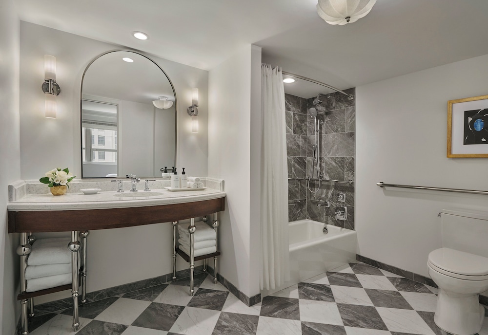 Junior Suite, 1 King Bed, Mobility Accessible (Accessible Tub) thumbnail 5