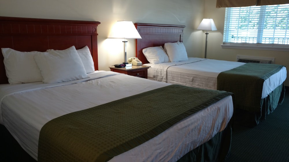Deluxe Double Room, 2 Queen Beds photo 3
