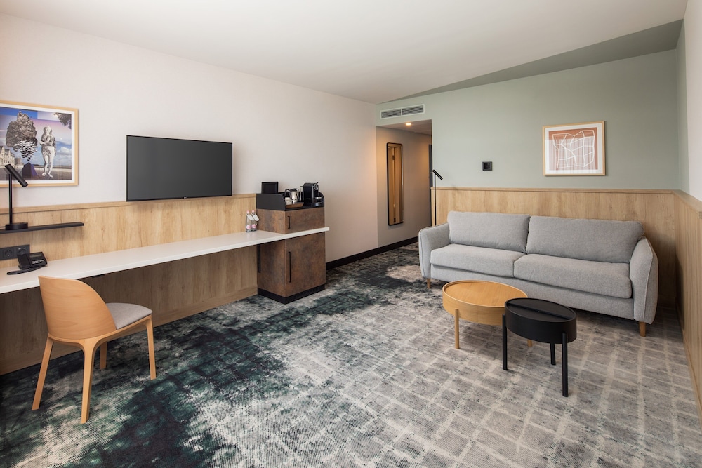 Premium Suite, 1 King Bed, Accessible, Club Lounge Access (Living Area and Lounge Access) - Photo 1