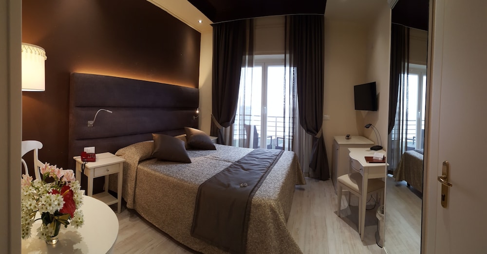 Classic Double Room, Balcony photo 2