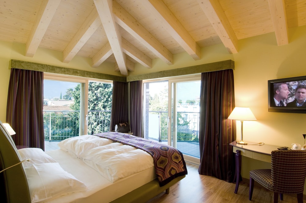 Superior Room, Jetted Tub