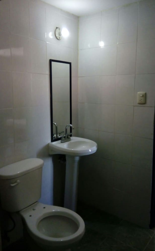 Economy Room, 1 Queen Bed, Non Smoking photo 3