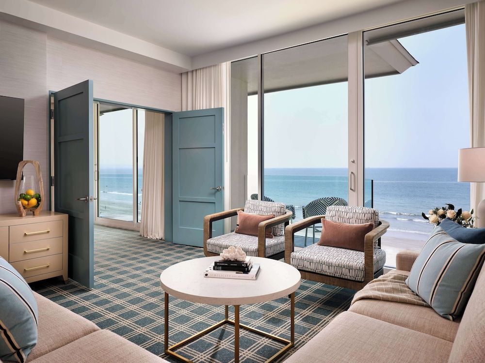 The Views Oceanfront Suite 1 King Mobility/Hearing Accessible W/Roll-in Shower