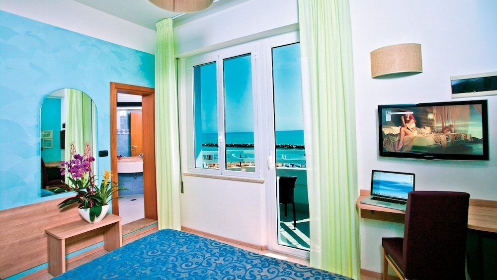 Single Room, Sea View