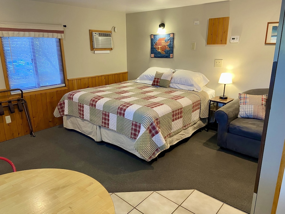 Cabin 5 (Twin Beds After Labor Day)