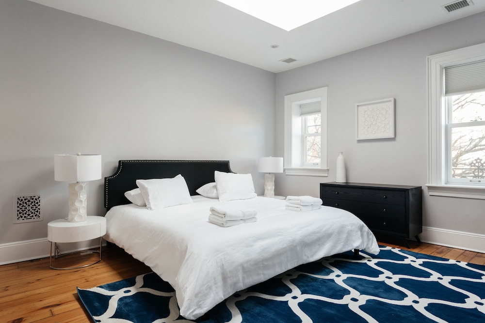 Luxury Townhome, Multiple Beds photo 3