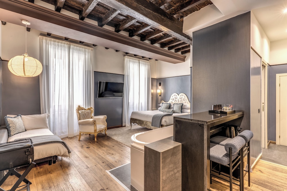 Luxury Triple Room, City View