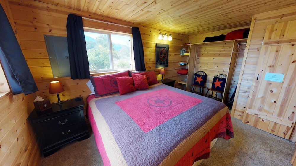 Cabin (White Pine Cozy Secluded Cabin, Stunn) photo 1