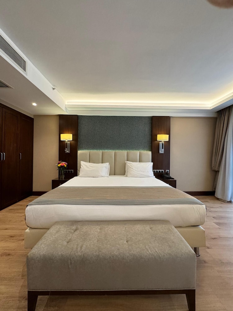 Deluxe King Room photo 2