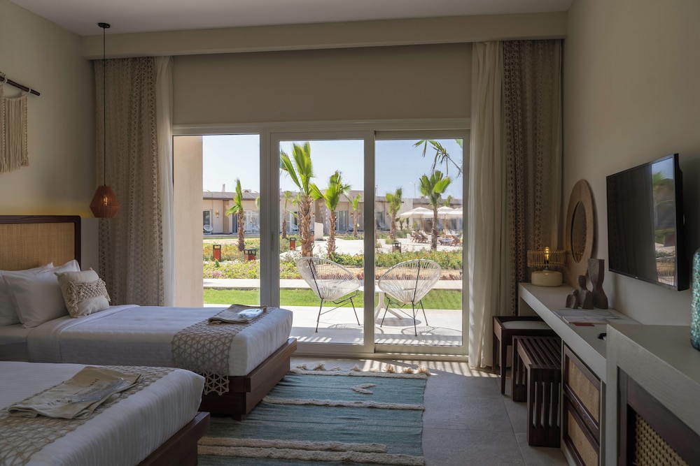 Design Twin Room, Pool View