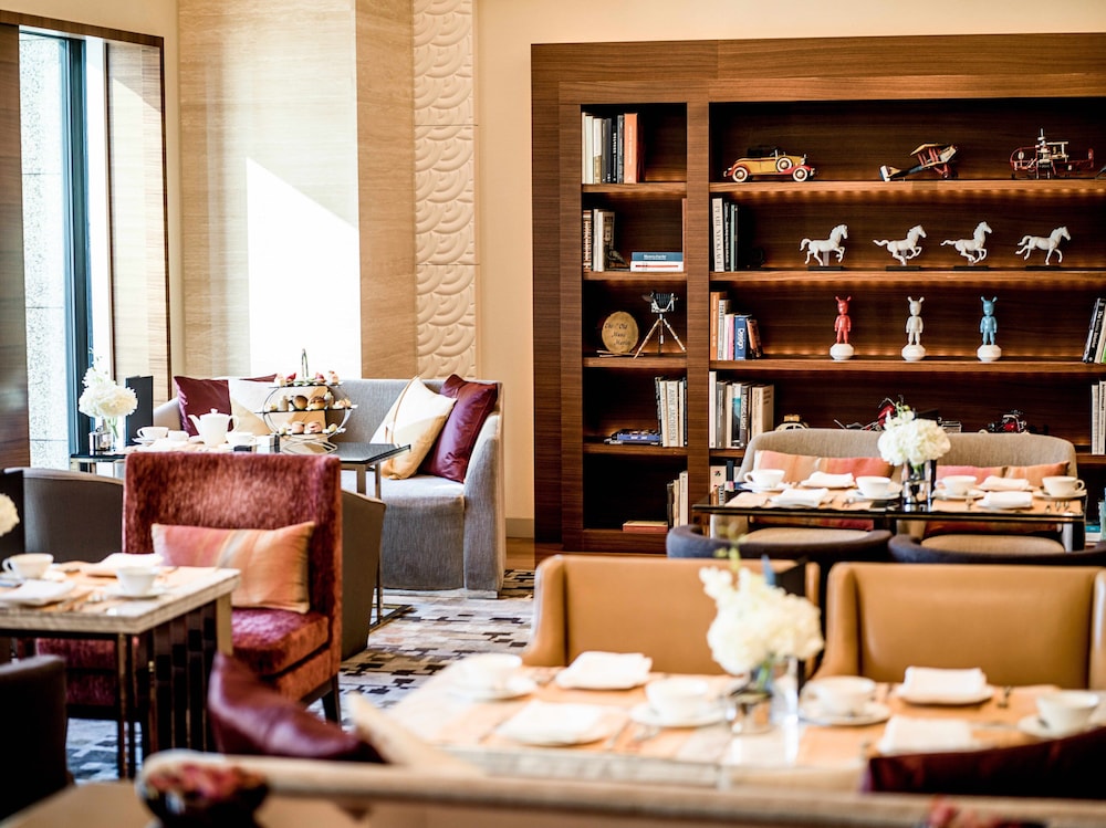 Premium Room, 1 King Bed, Club Lounge Access - Photo 3