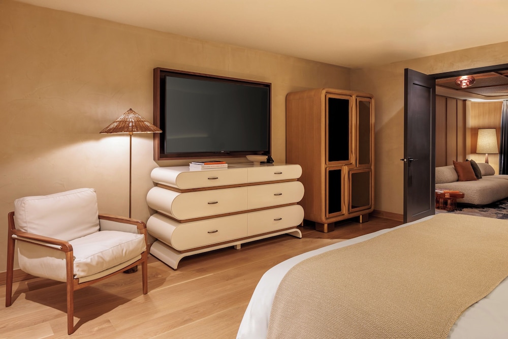 Deluxe Room, 1 King Bed (Suite) photo 2