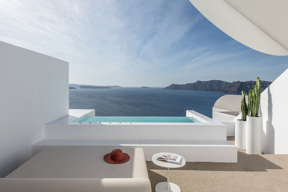 Epic Suite with Private Outdoor Plunge Pool and 180o Caldera View