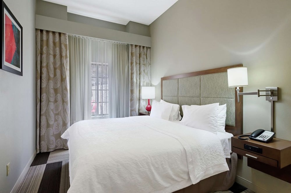 King Bed and Two Queen Bed Room, Refrigerator and Microwave photo 2