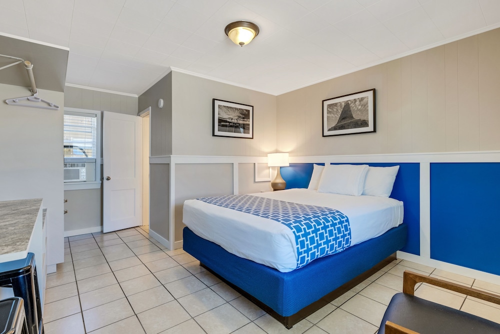 Standard Room, 1 Queen Bed, Courtyard View photo 3