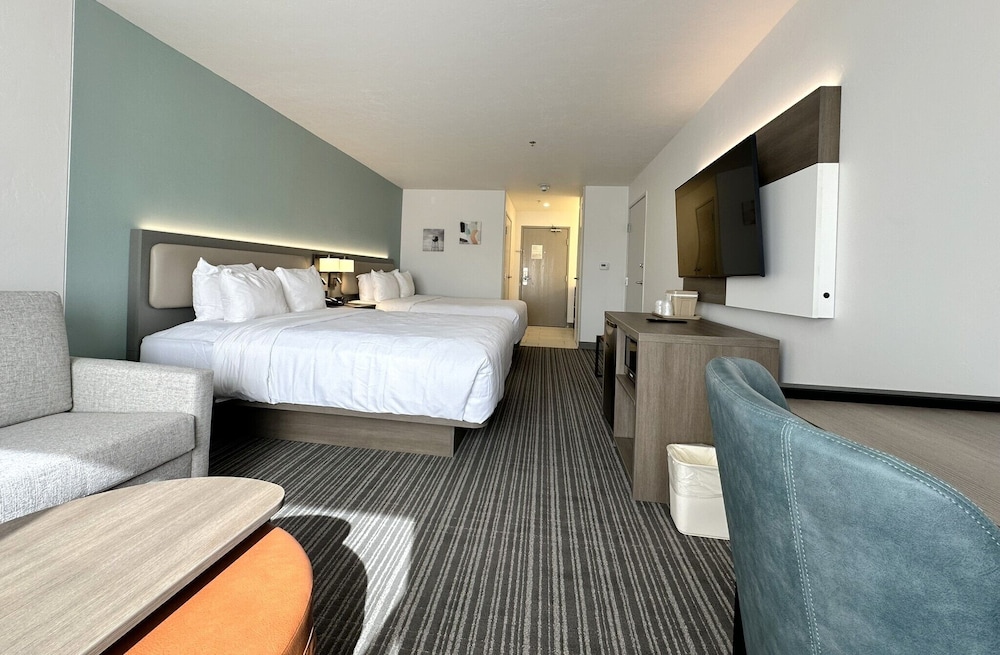 Suite, Non Smoking (2 Queen Beds with Sofa Bed) - Photo 4