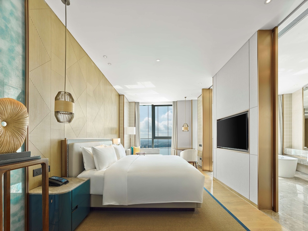 Premium Room, 1 King Bed - Photo 4