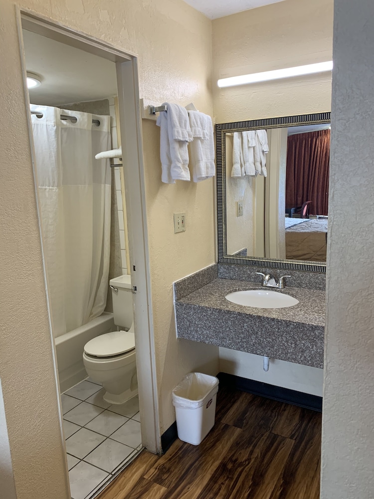 Room, 1 King Bed, Accessible, Non Smoking - Photo 6