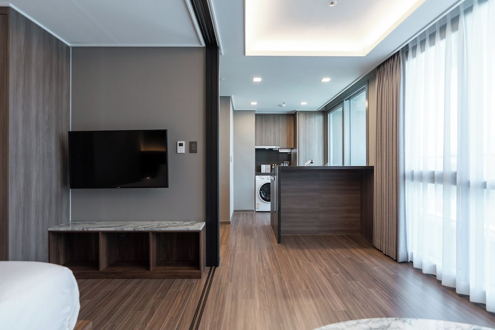 Suite - Photo 5