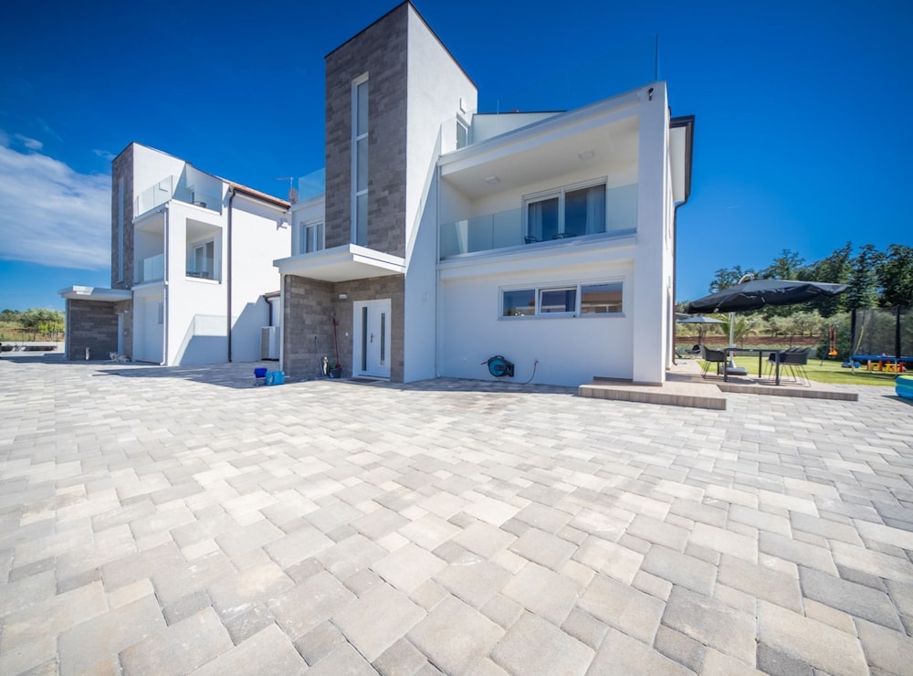 Villa (Six-Bedroom Villa) photo 1