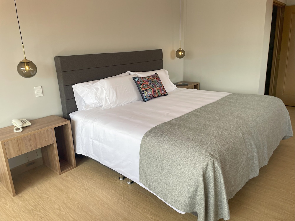 Deluxe Double with Queen bed - Photo 2