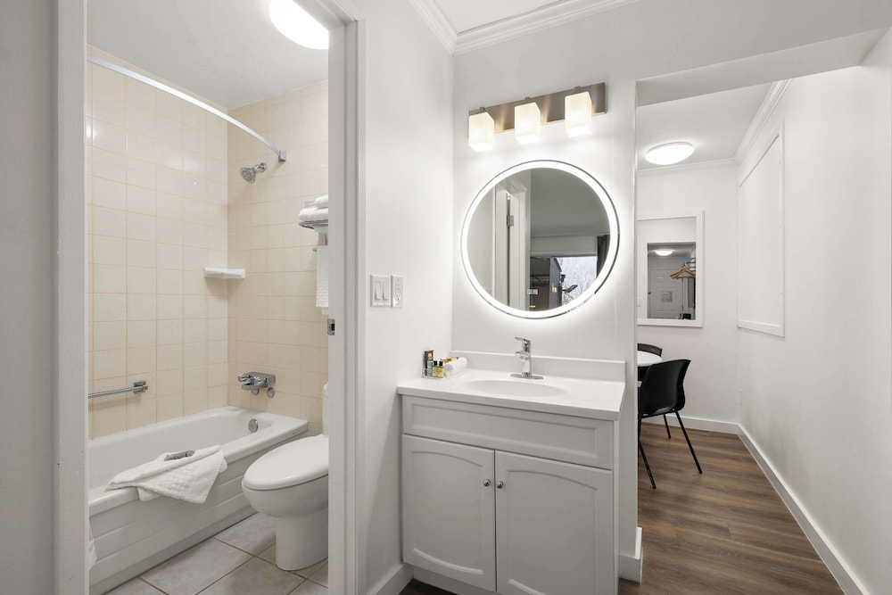 Suite, 2 Double Beds, Non Smoking, Kitchenette photo 3