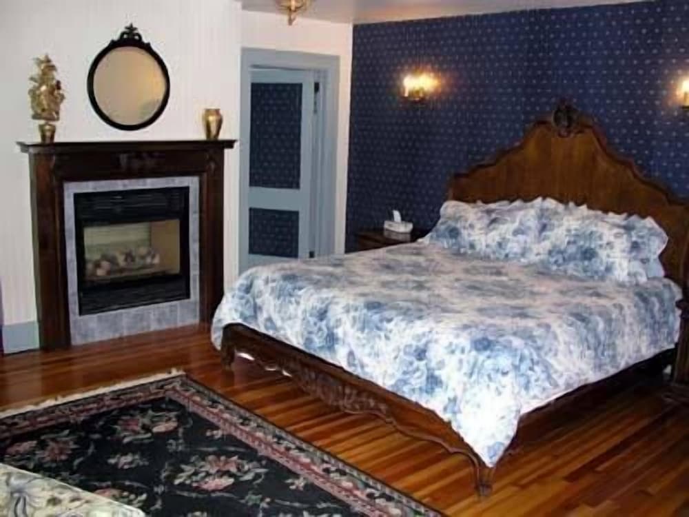 Deluxe Suite, 1 King Bed, Hot Tub (Linwoods View) photo 1