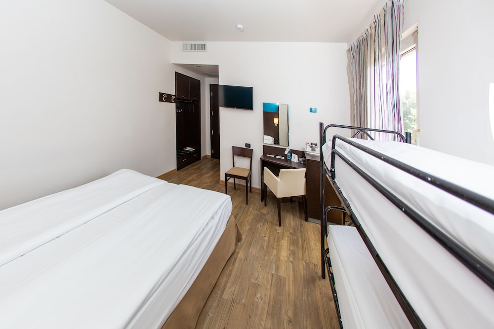 Standard Quadruple Room - Photo 4