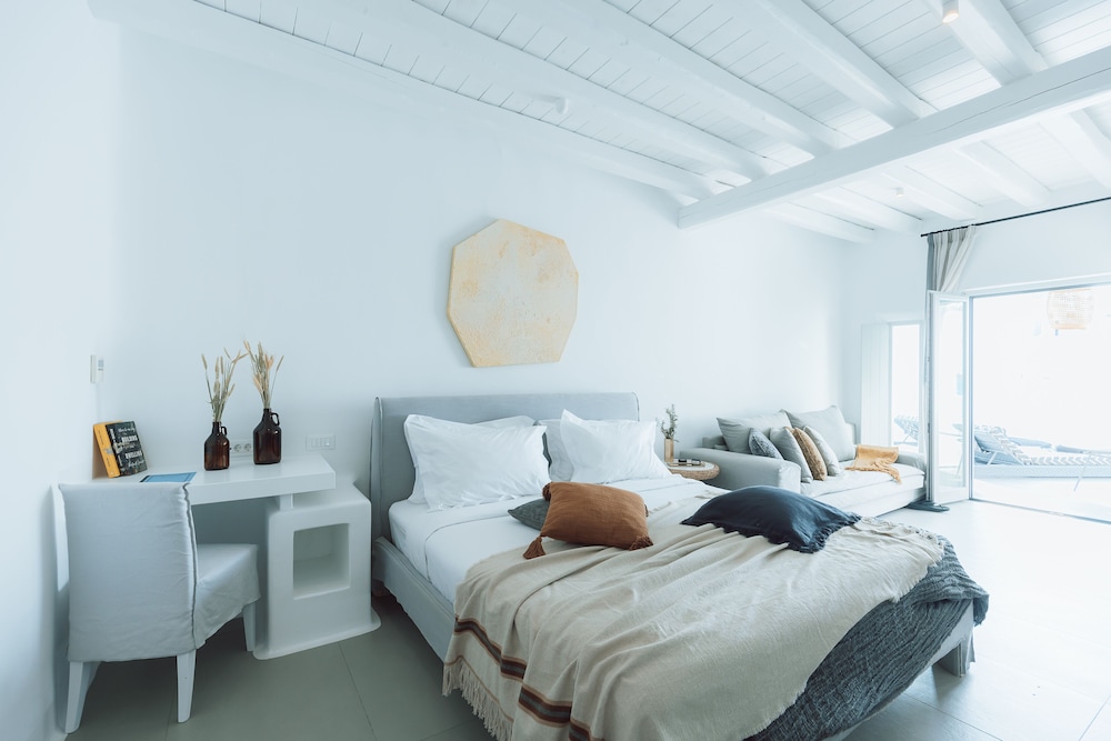Junior Studio Suite with One King Bed and Sofa Bed (Non Smoking)