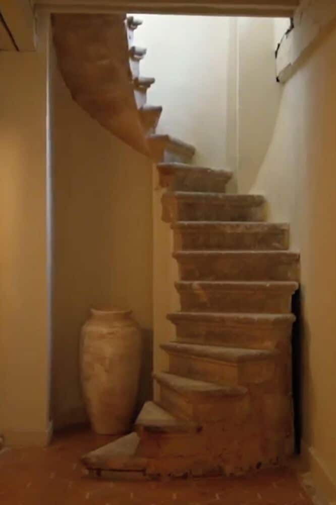 Suite (Spiral Stairs Required) photo 2
