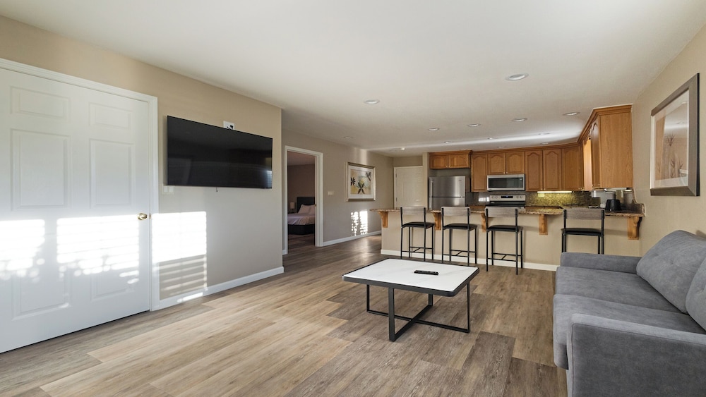 Executive Studio Suite, 1 King Bed, Non Smoking, Kitchen - Photo 9