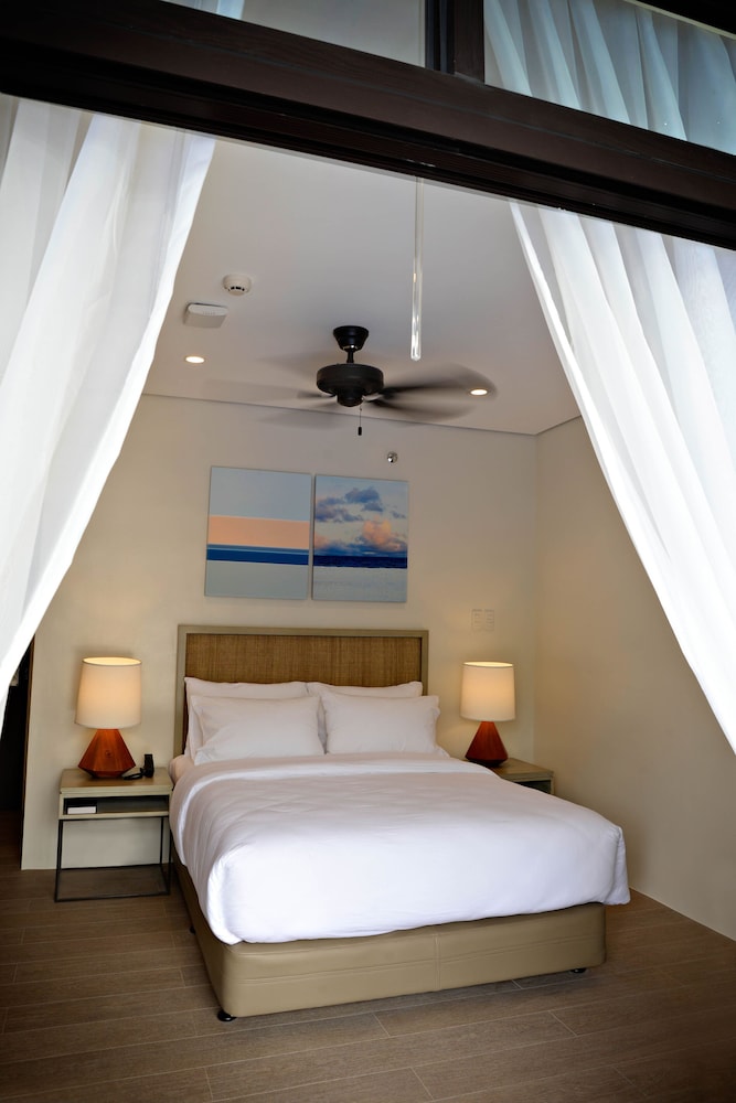 Deluxe Room, Pool View - Queen - Photo 2