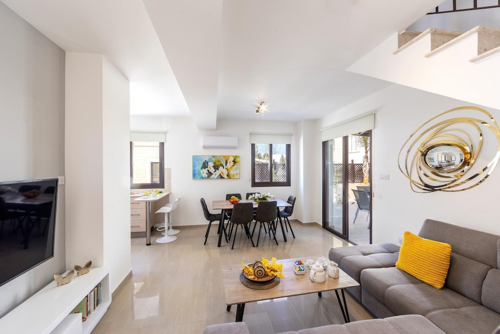 Villa photo 1