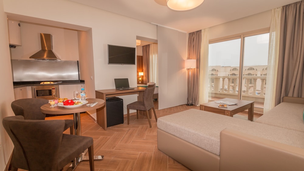 Suite (Gold) photo 3