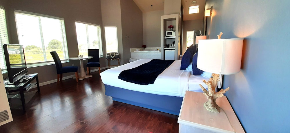 Panoramic Room, 1 King Bed, Hot Tub, Ocean View photo 2