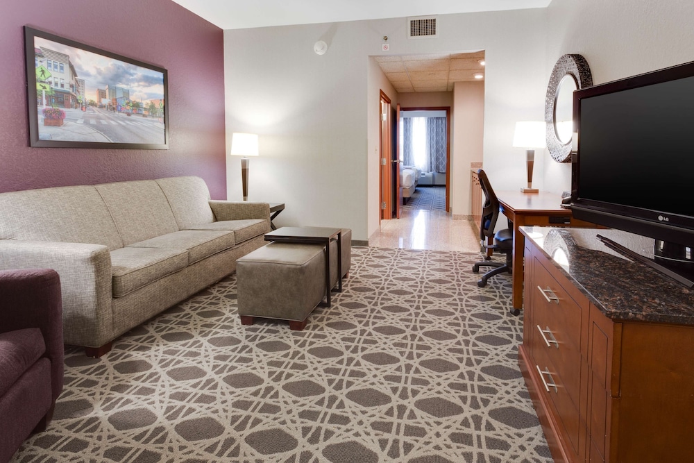 Suite, Multiple Beds, Refrigerator & Microwave (2 Rooms) - Photo 1