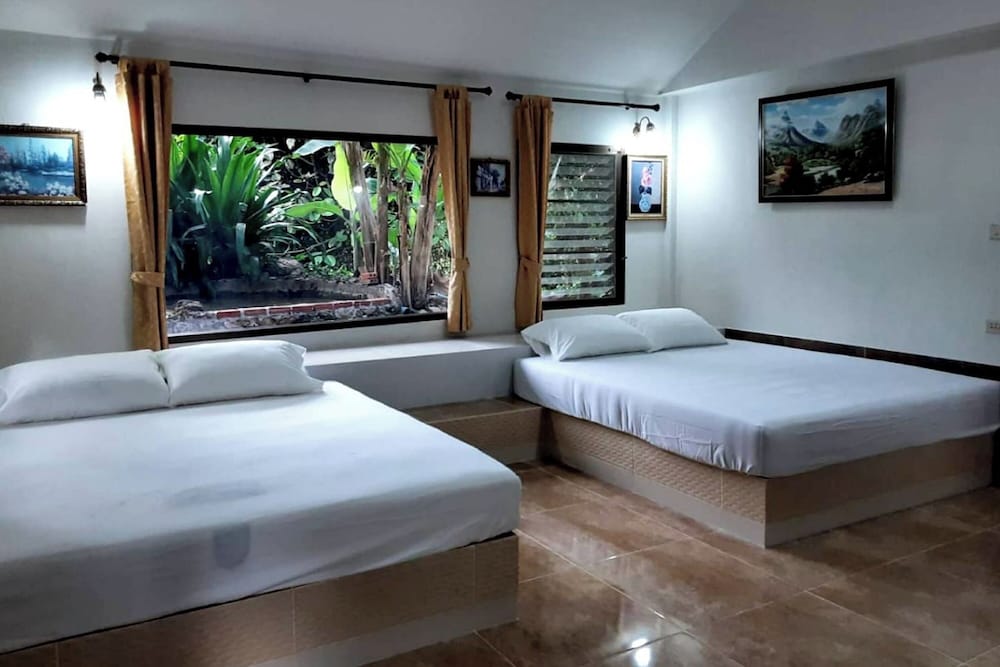 Premium Quadruple Room - Photo 9