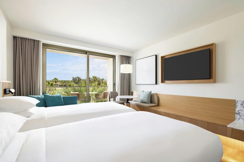 Deluxe Room, 2 Twin Beds, Pool View (Balcony) - Photo 10