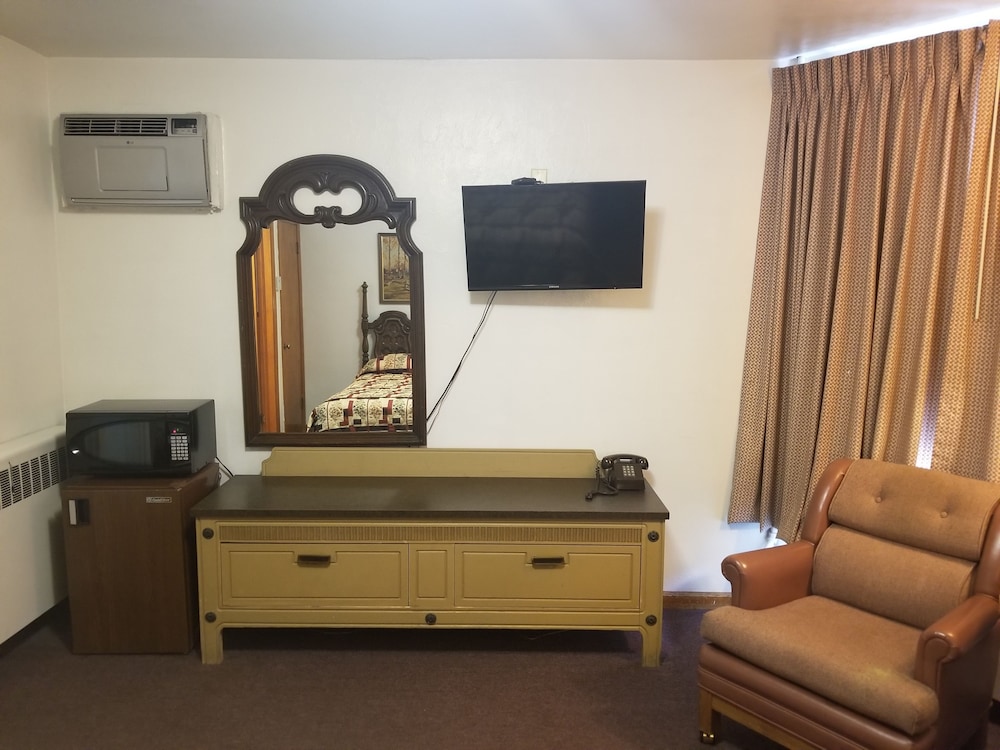 Standard Room, Multiple Beds, Non Smoking (Standard Queen/Full) photo 3